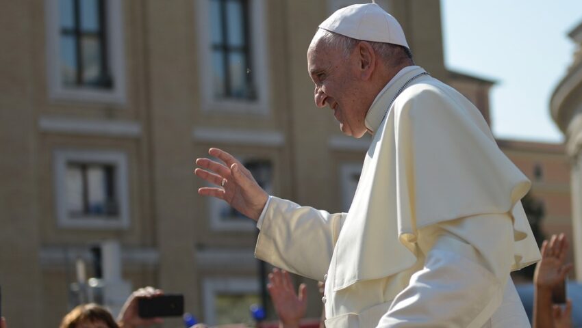 Nazwał papieża „sługą szatana”. Arcybiskup surowo ukarany