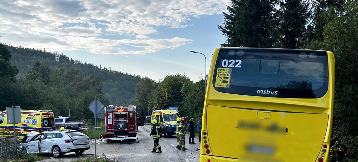 Wypadek w Karpaczu. Samochód zderzył się z autobusem