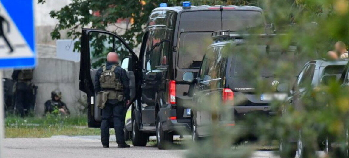 Nocna akcja policji. Zatrzymano podejrzanego, który zabarykadował się w budynku
