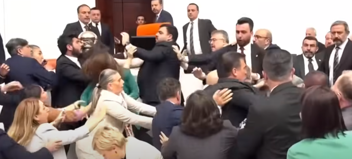 Bójka w parlamencie. Posłowie rzucili się sobie do gardeł