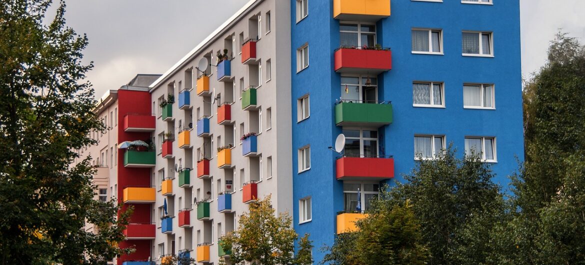 2,5-latek wypadł z balkonu na piątym piętrze
