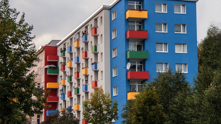 2,5-latek wypadł z balkonu na piątym piętrze