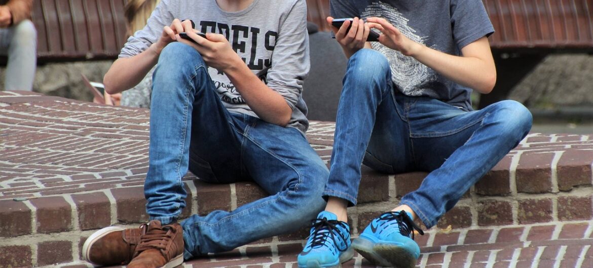 Uczniowie nie wniosą już telefonów do szkoły. Nowe przepisy obejmą prawie 200 placówek w kraju