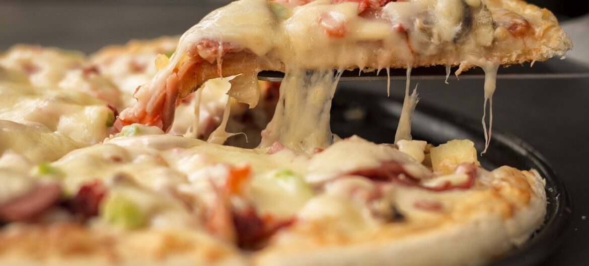 Głodni nie byli sobą? Zamówili pizzę i napadli na dostawcę