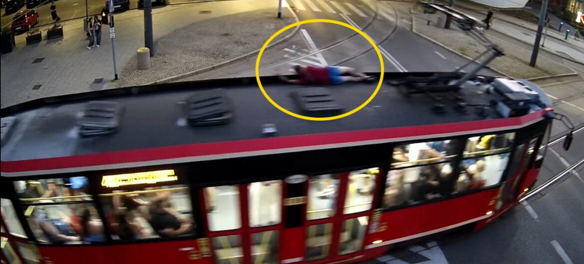 Urządził sobie przejażdżkę na dachu tramwaju. Przechodnie przecierali oczy ze zdumienia