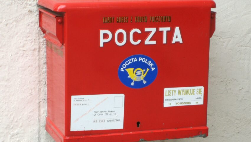 Nietypowe przesyłki w polskich skrzynkach. Papuga czy urna