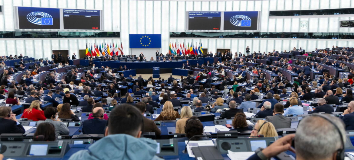 Europosłowie PiS zapowiedzieli odpytywanie komisarzy odpowiedzialnych za auta