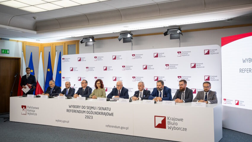 Nie ma uchwały PKW ws. sprawozdania finansowego PiS. Są za to… trzy warianty odpowiedzi min. Domańskiemu