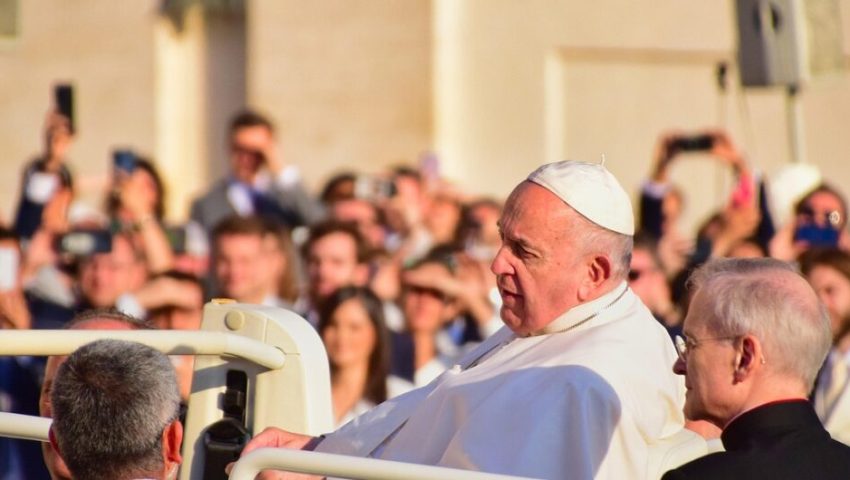 Papieski lekarz zdumiony powrotem do zdrowia Franciszka